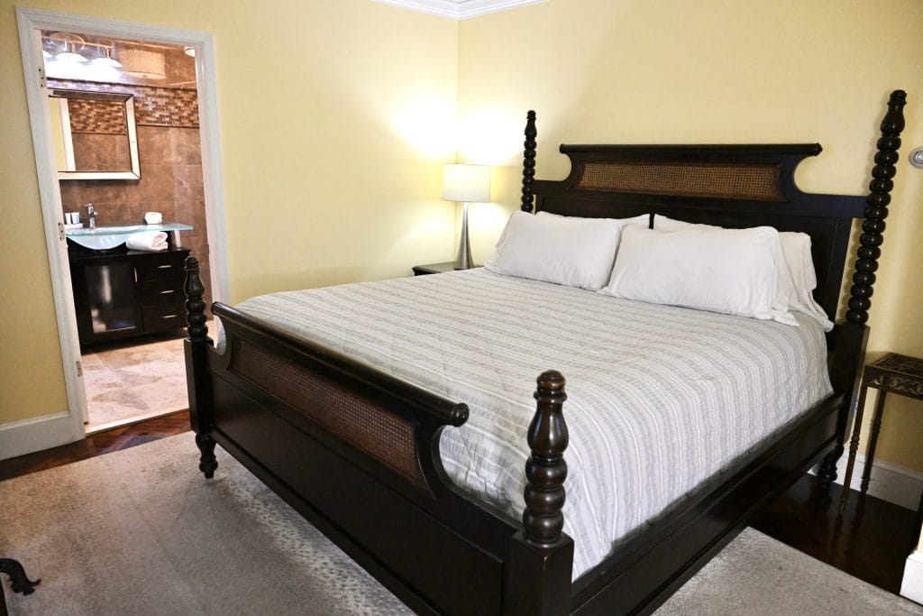 Boutique Hotel - svg+xml;charset=utf -